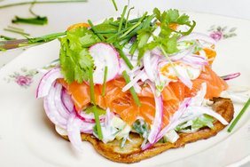 Schmuckelement: Lachsbrötchen